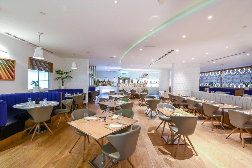 Premier Inn Dubai Airport - المسبح