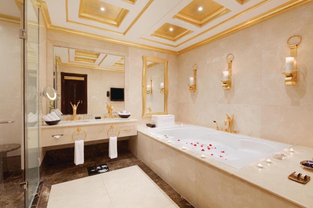 Grand Regency Doha - المسبح