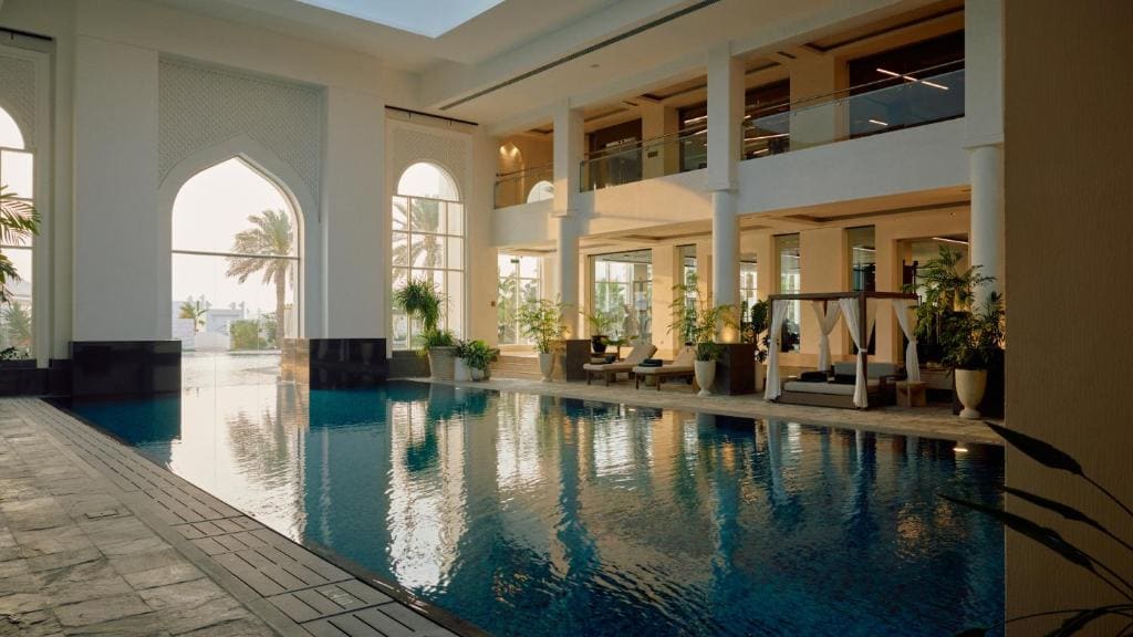 Raffles Al Areen Palace — المسبح الداخلي الفخم
