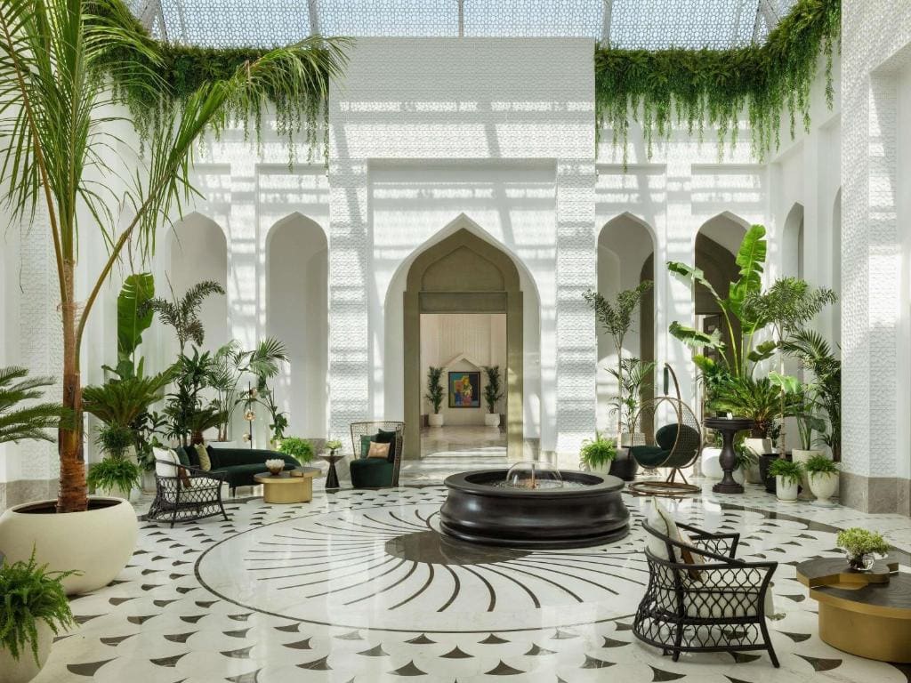 Raffles Al Areen Palace - بهو القصر