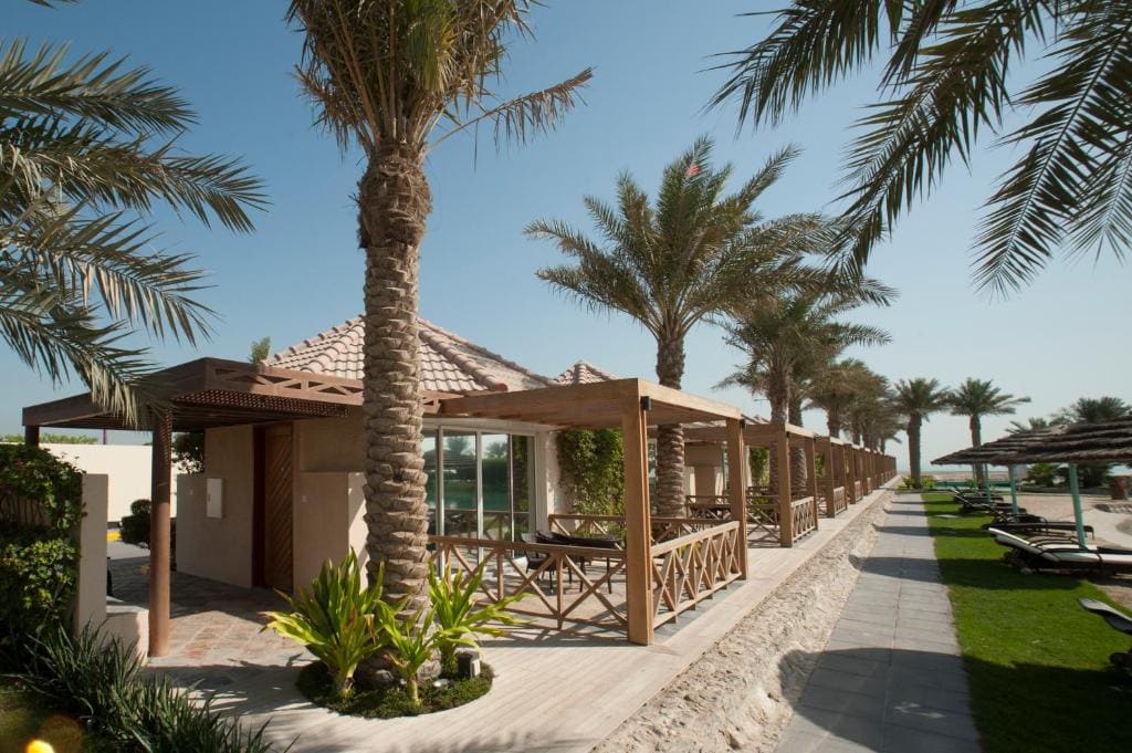 Al Bander Resort - الشاليهات الشاطئية