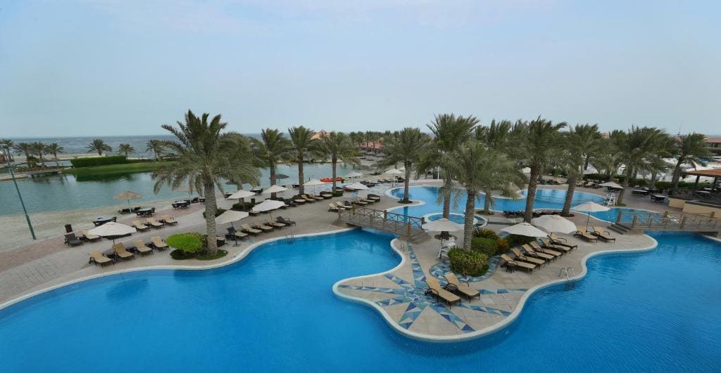 Al Bander Resort — المسابح البحيرية والشاطئ