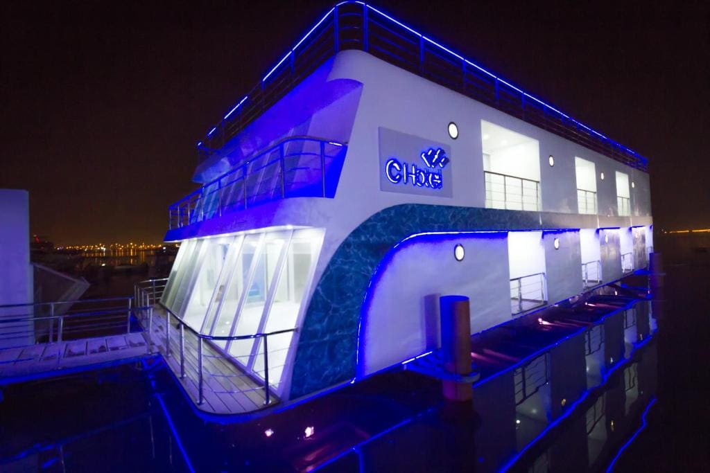 C Hotel - الفندق العائم ليلاً