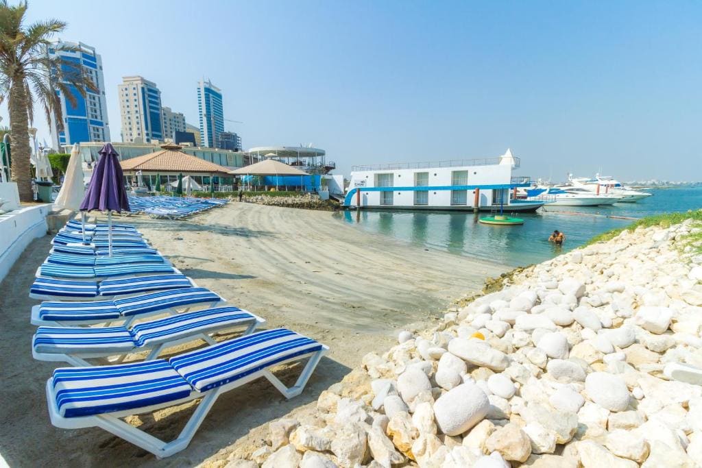 Coral Bay — الشاطئ الخاص والفندق العائم