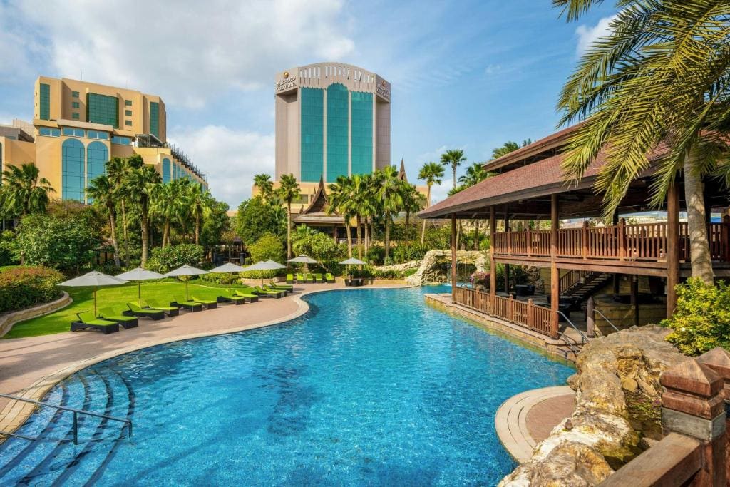 Gulf Hotel Bahrain — المسبح البحيري والمبنى