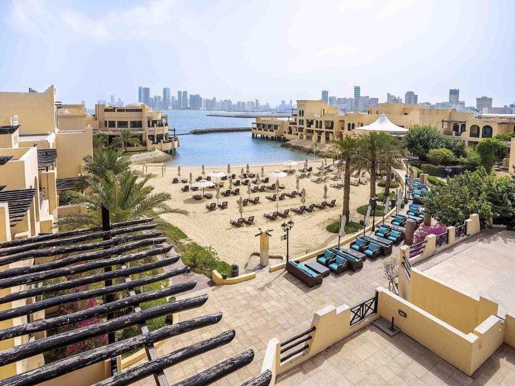 Novotel Al Dana Resort — الشاطئ الخاص بإطلالة أبراج المنامة